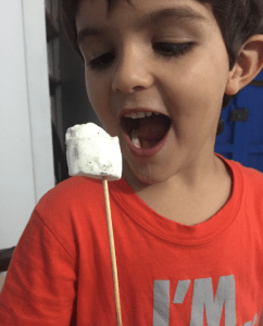 nino-comiendo-un-masmelo-la-gallina-y-los-pollitos-blog