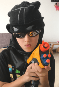 nino-jugando-con-armas-de-juguete-la-gallina-y-los-pollitos-blog