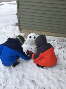 ninos-haciendo-muneco-de-nieve-la-gallina-y-los-pollitos-blog