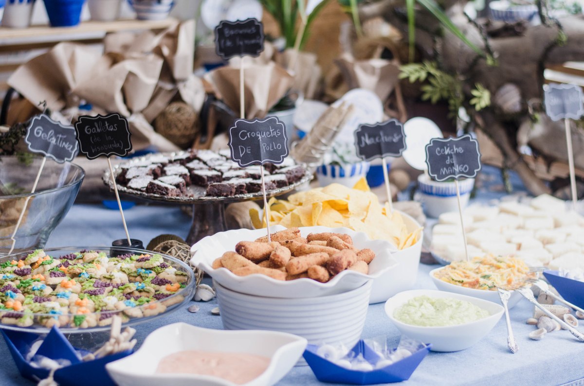 Mesa de comidas primera comunión barcos de papel
